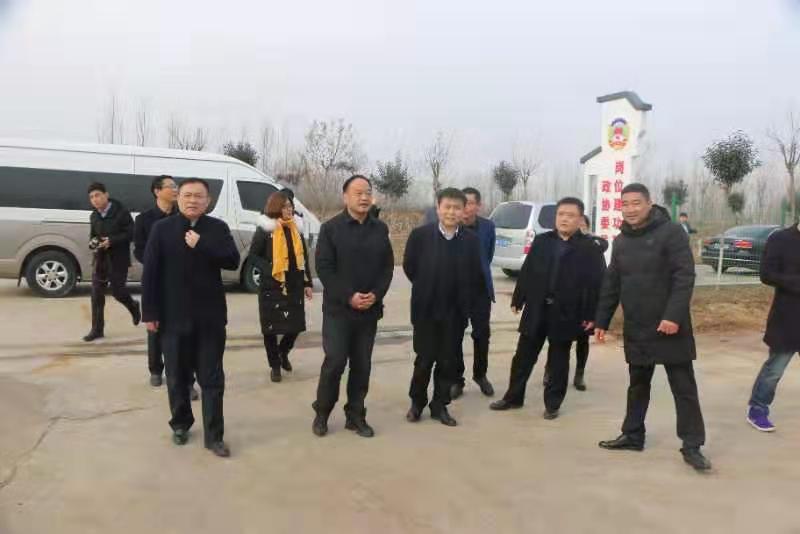 縣委常委、宣傳部長白占德陪同市鄉(xiāng)村文化振興工作調(diào)研組到次邱鎮(zhèn)調(diào)研指導甘薯產(chǎn)業(yè)園建設(shè)。